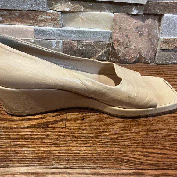 Bottega Veneta Cream Leather Platform - Picture 4 of 14